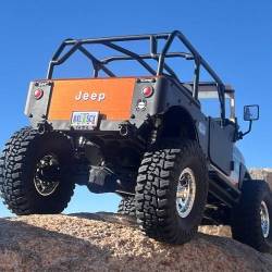 Axial SCX-10 III - RTR 1:10 con carrozzeria JEEP CJ-7 LAREDO